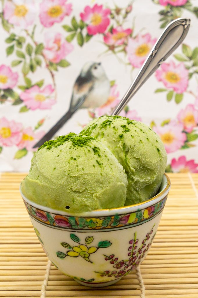 Matcha-Eis Kugeln bestreut mit Matcha-Pulver.