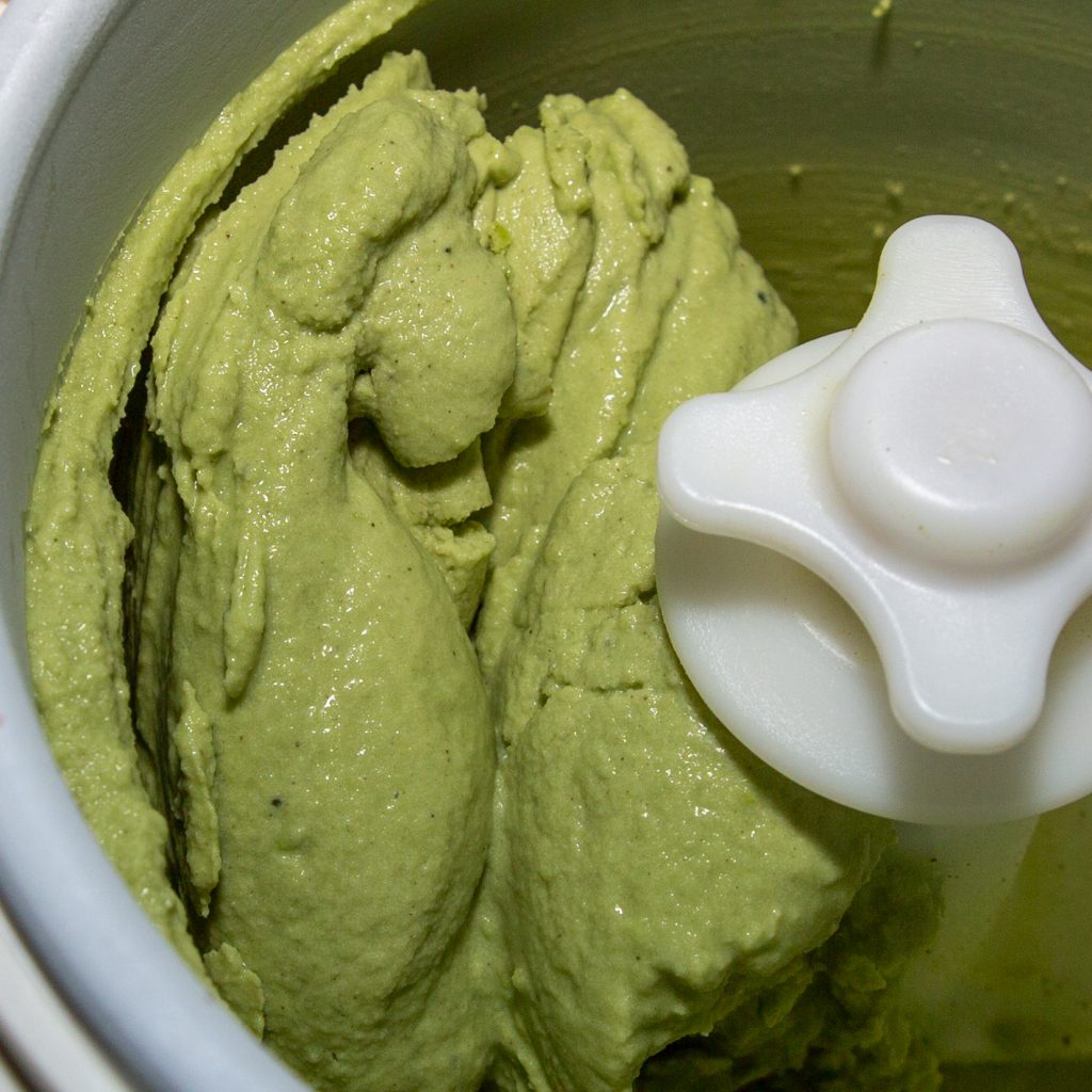 Matcha-Eis nach dem Gefriergang in der Eismaschine.