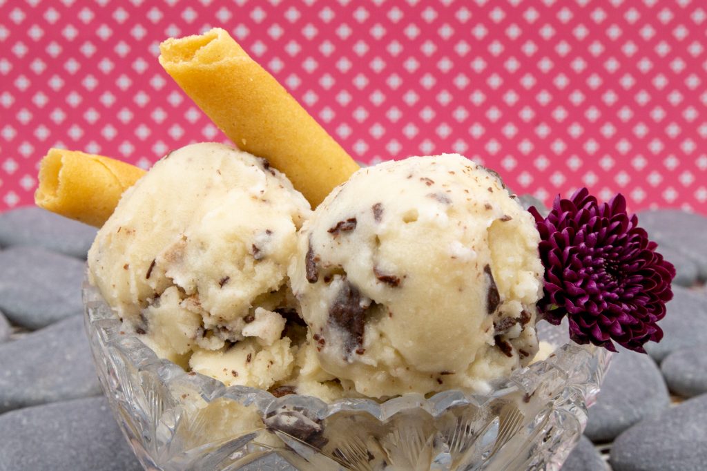 Stracciatella helado vegano Cremoso helado vegano de stracciatella elaborado con leche de avena y sin huevo.