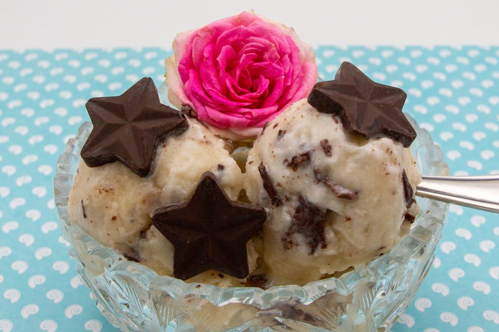 Stracciatella helado vegano Helado vegano de stracciatella decorado con estrellas de chocolate.