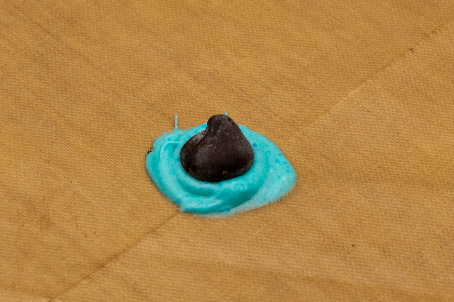 Blau gefärbte Schokolade mit Schokodrops als Augeniris.