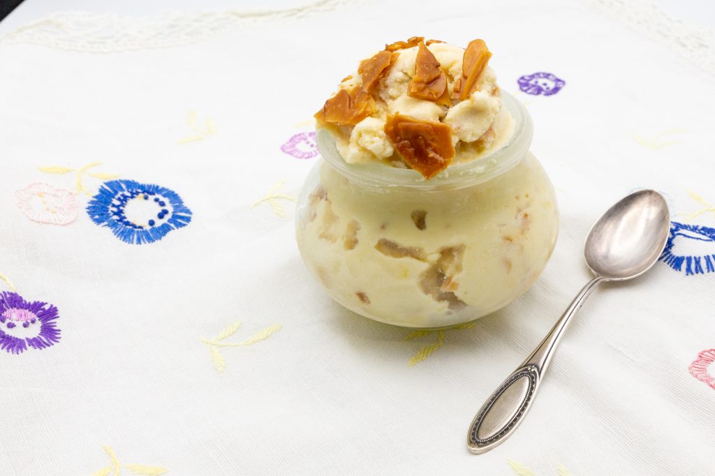 Bienenstich-Eis schmeckt wie der gleichnamige Kuchen und wird mit Mandelkrokant serviert.