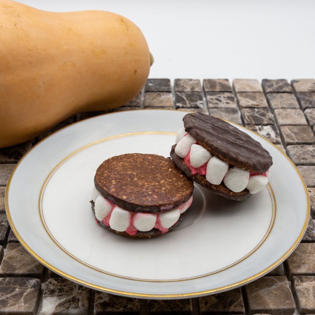 VampirzÀhne aus Marshmallows mit rosa gefÀrbten Vanille-Eis zu Halloween.