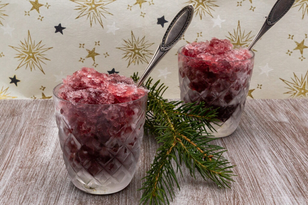 Glühwein-Eis weihnachtlich angerichtet in Gläsern. Diese sollten vor dem Anrichten gut gekühlt werden.