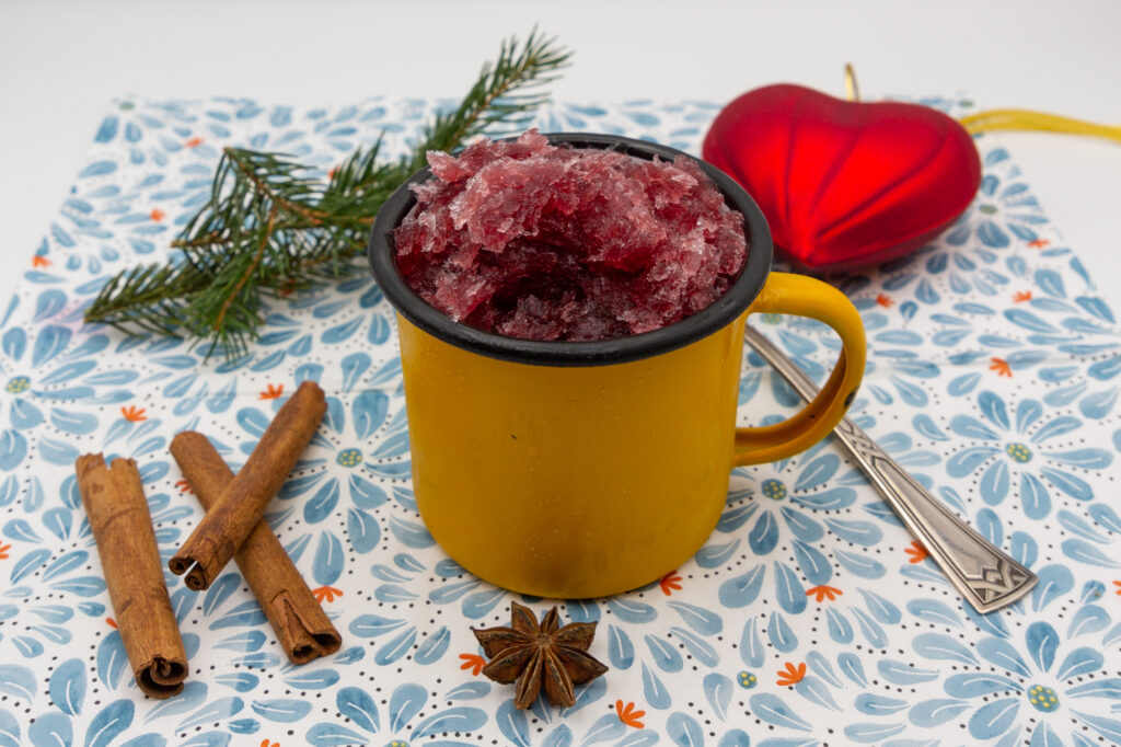 Glühwein-Eis ist sehr einfach herzustellen insbesondere mit gekauftem Glühwein.