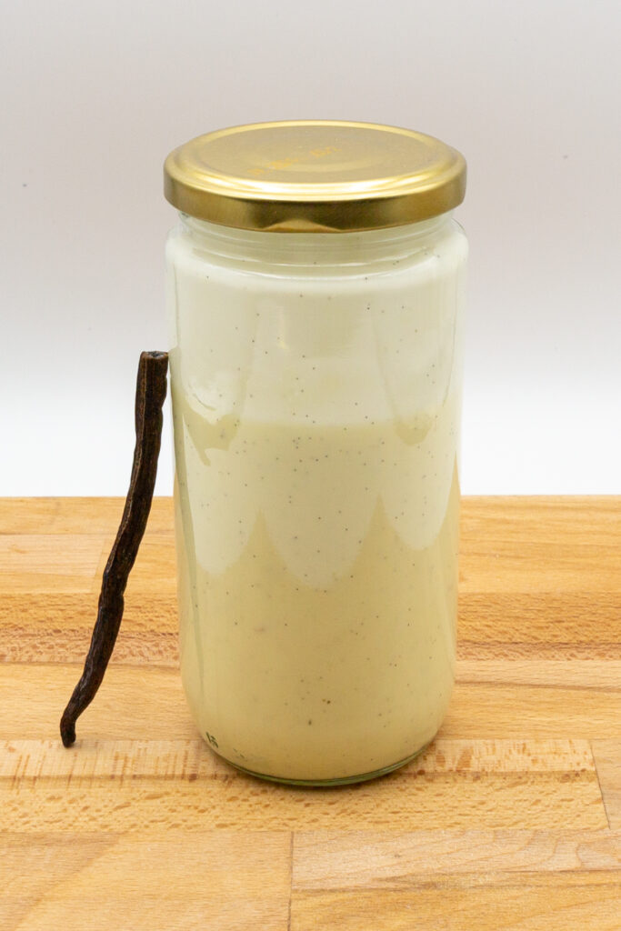 In einem Schraubglas hält sich die Vanille-Sauce im Kühlschrank mindestens eine Woche.