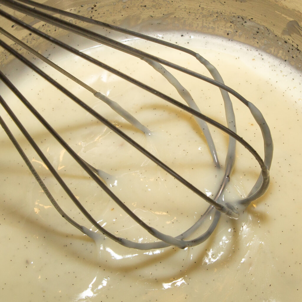 La salsa de vainilla espesa muy rápidamente cuando se calienta.