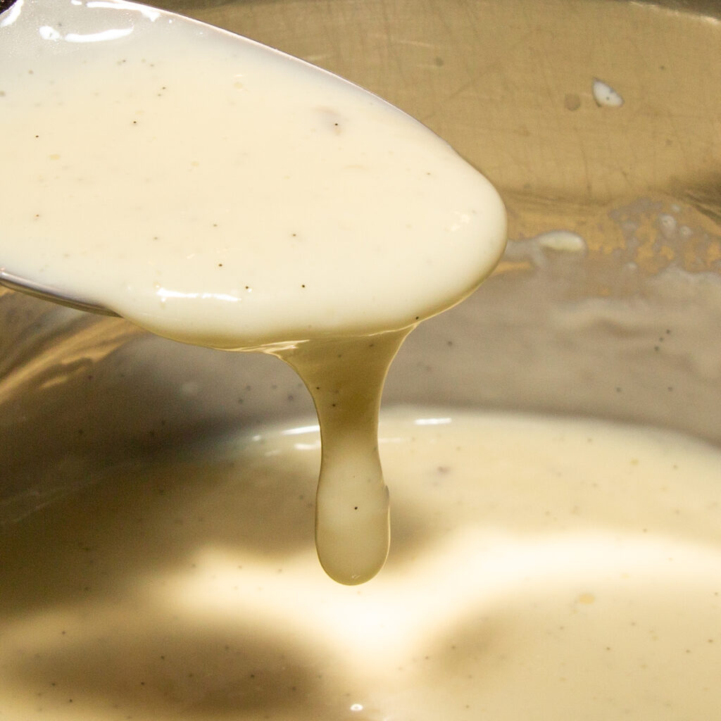Eine herrlich sämige Vanille-Sauce, die in nur 10 Minuten aus 5 Zutaten hergestellt werden kann. 