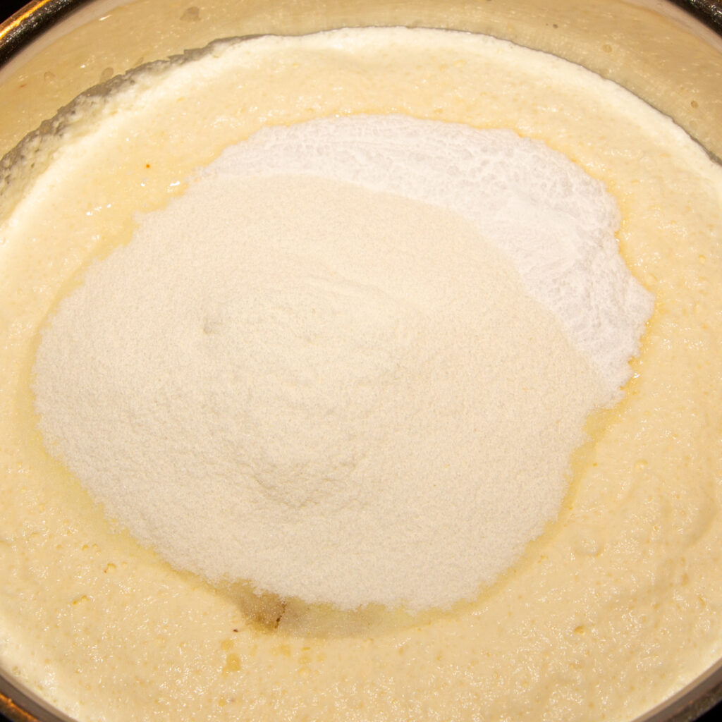 Restliche Zutaten werden zu der Milch-Sahne-Cashew-Masse hinzugegeben.