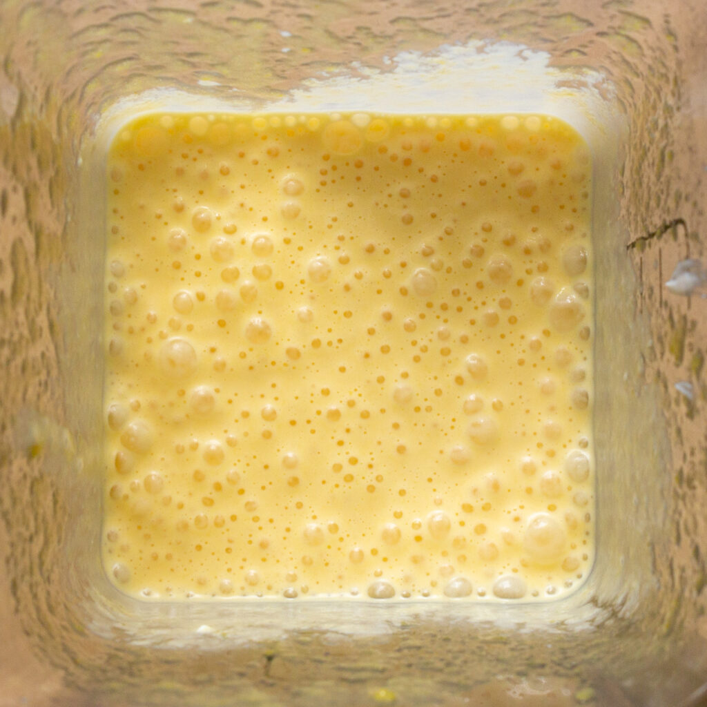 Die zweite Hälfte der Pfirsich-Eismasse mit Mascarpone und Honig noch einmal gut mixen.