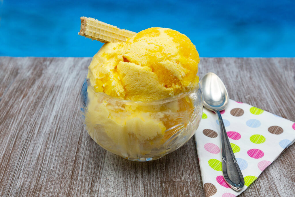 Pfirsich-Eis mit Mascarpone kann sehr einfach aus nur 5 Zutaten selber gemacht werden.
