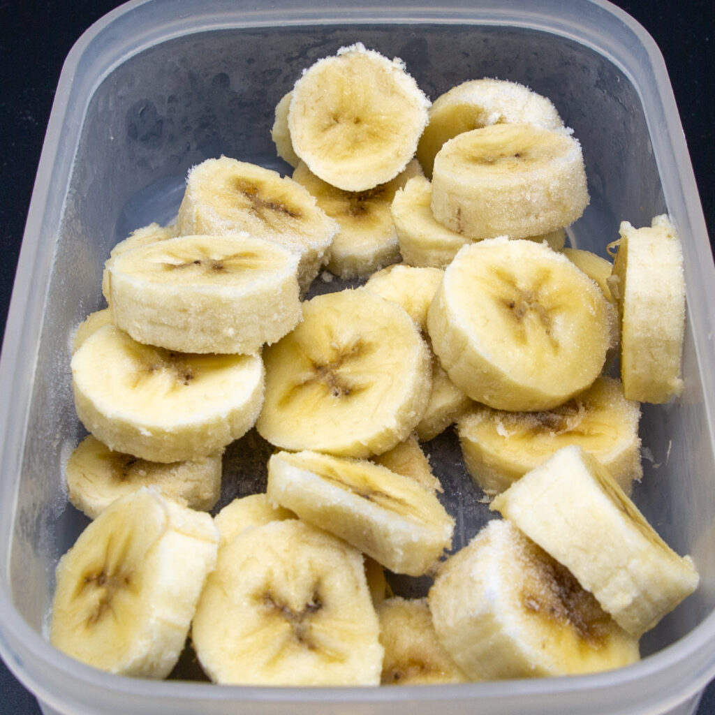 Sliced bananas are frozen in the freezer.