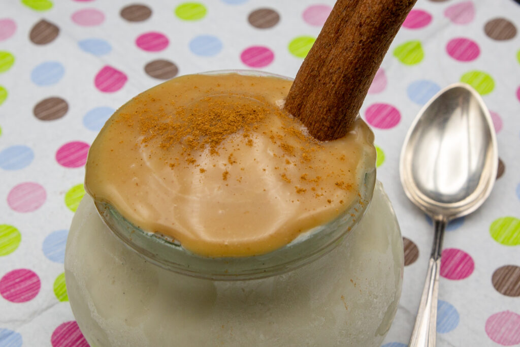 Bananen-Milchshake Hier habe ich den Bananen-Milchshake erst im Gefrierfach fester werden lassen und dann mit einer Haube aus veganer Karamellsauce und einer Crousty Roll verziert.