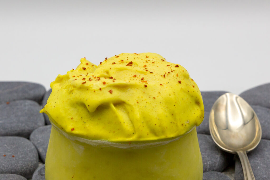 Goldenes Milch-Eis Wer mag, kann noch Chiliflocken über sein Goldenes Milch-Eis geben.