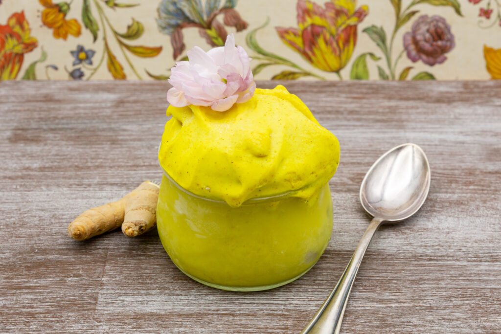 Golden milk as ice cream contains in particular turmeric and ginger.