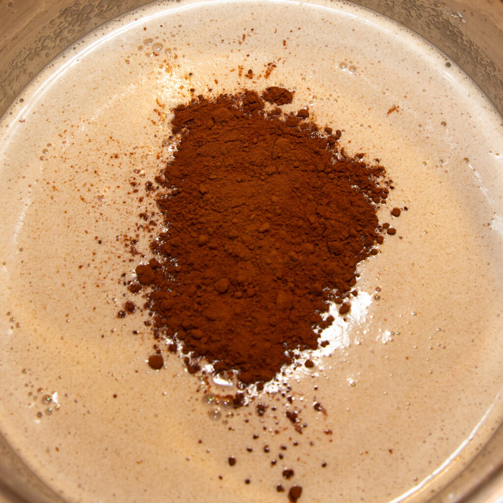 Kakao wird bei den meisten Rezepten zur Milch-Sahnemischung gegeben und aufgekocht.