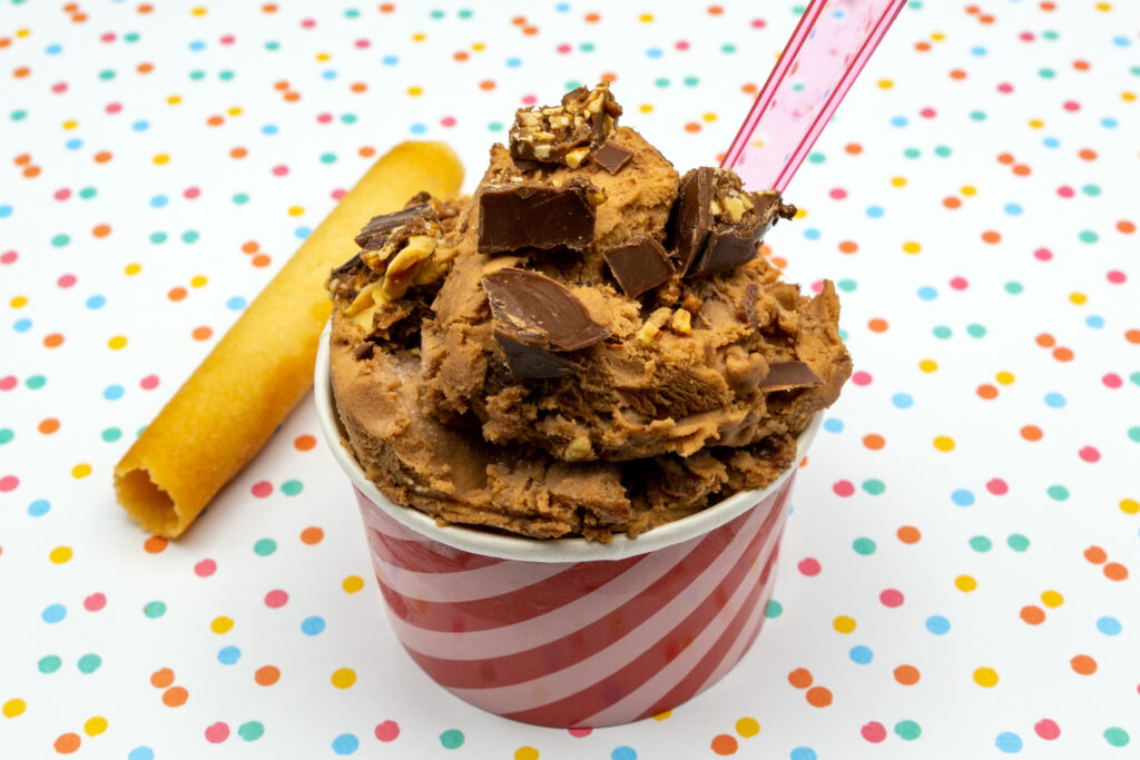 Cremoso helado Bacio con deliciosos trozos de chocolate y nueces.