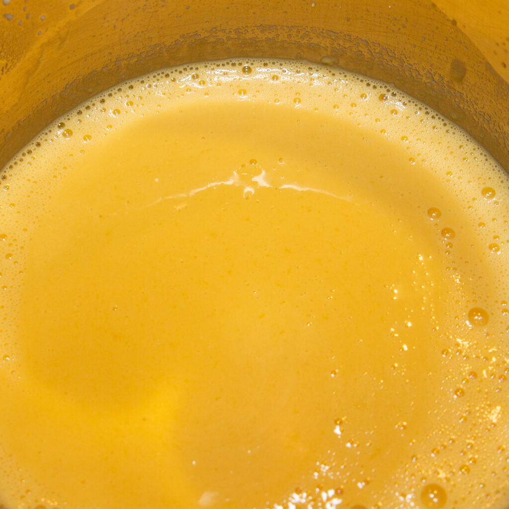 Incorporar el puré de mango a la mezcla de helado de leche enfriada y sazonar con zumo de limón al gusto.