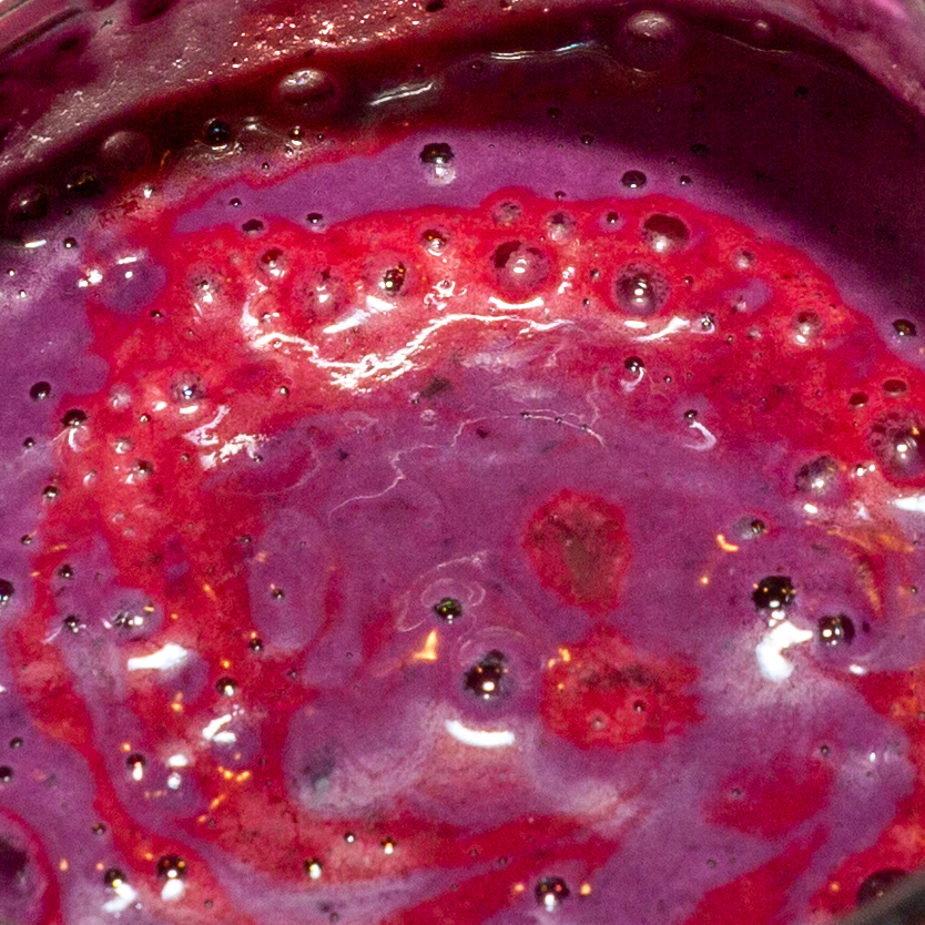 Heidelbeer-Eis Durch den Zitronensaft ändert sich die Farbe der Heidelbeer-Eismasse von dunkelviolett zu einem helleren Ton.