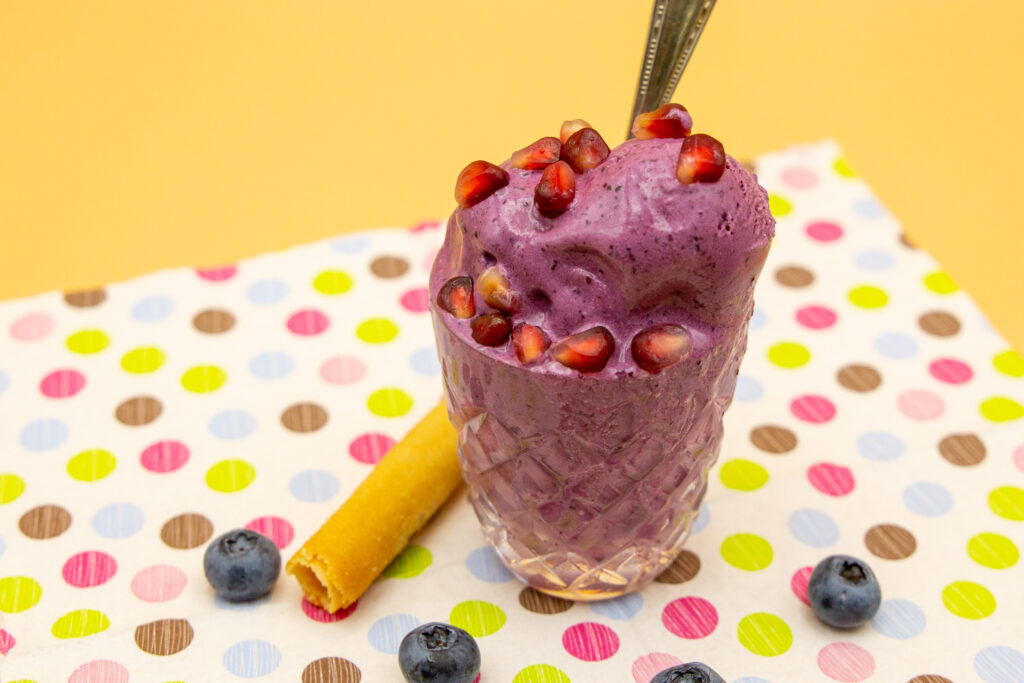 Mein Rezept für Heidelbeer-Eis oder Blaubeer-Eis ist ein Milch-Eis mit sehr viel Fruchtanteil.