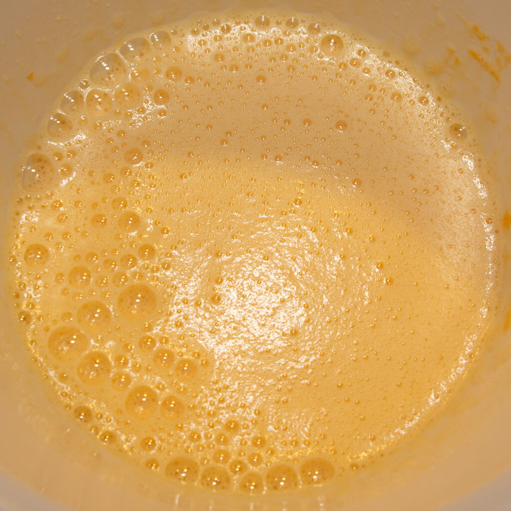 For the sponge cake, beat the eggs, sugar and vanilla sugar together until foamy. Then mix in the oil.