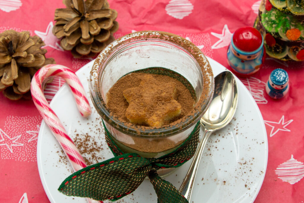 Das Tiramisu-Eis vor dem Servieren mit Kakao bestreuen. Es passt ideal als Abschluss eines Menüs zum Beispiel zu Weihnachten.