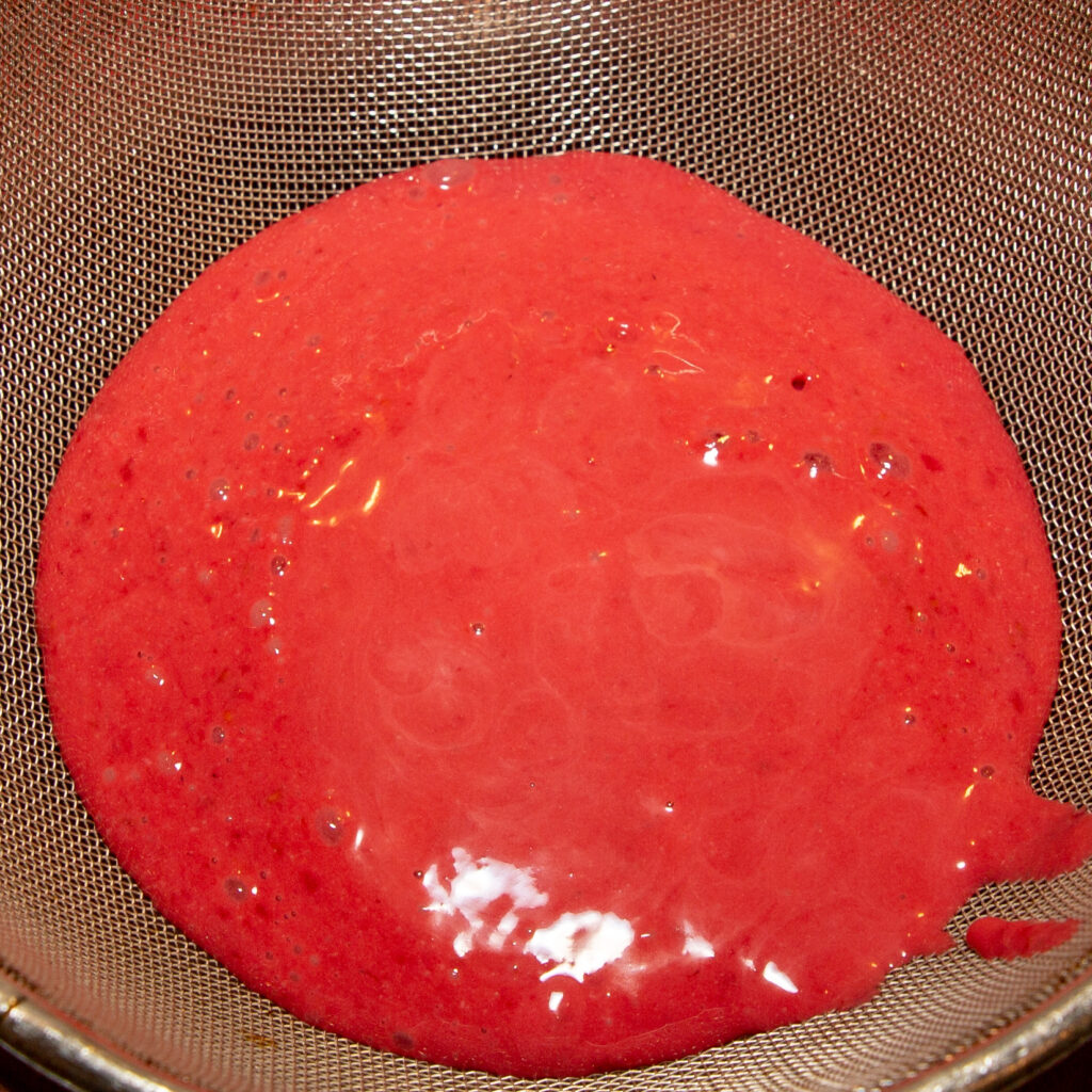 Para el helado de frambuesa, pasar el puré de frambuesas por un colador fino para eliminar las pepitas.