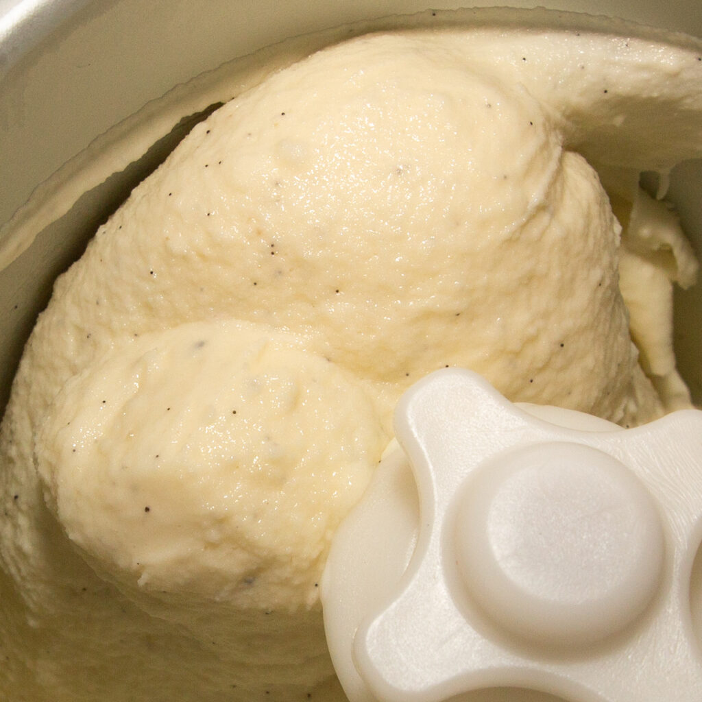Cremoso helado de vainilla hecho sin huevo en la heladora.