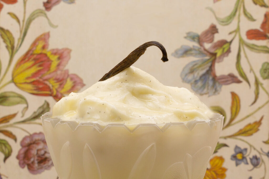 Un delicioso y ligero helado de vainilla elaborado con pocos ingredientes y auténtica vainilla.