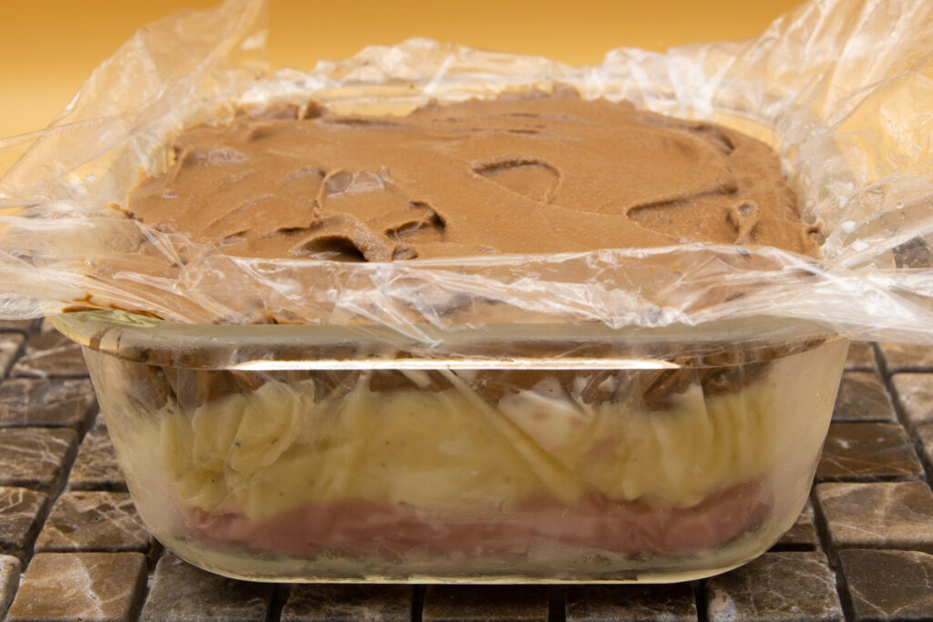 Fürst-Pückler-Eis Nach zwei Stunden ist das Fürst-Pückler-Eis fest geworden und alle Schichten haben sich gut miteinander verbunden.