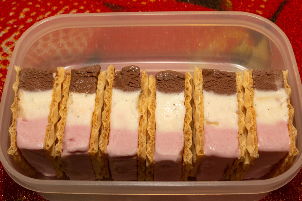 Fürst-Pückler-Eis Fertige Eis-Sandwiches in einer Plastikbox kurz vor dem Einfrieren. Besser ist es, die Sandwiches mit der Waffel nach unten ins Gefrierfach zu geben. Versuch macht eben klug.