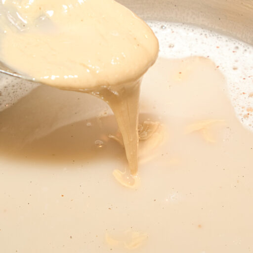 Veganes Vanille-Eis Das Cashewnuss-Paste einrühren, wenn die Eismasse etwas abgekühlt ist.