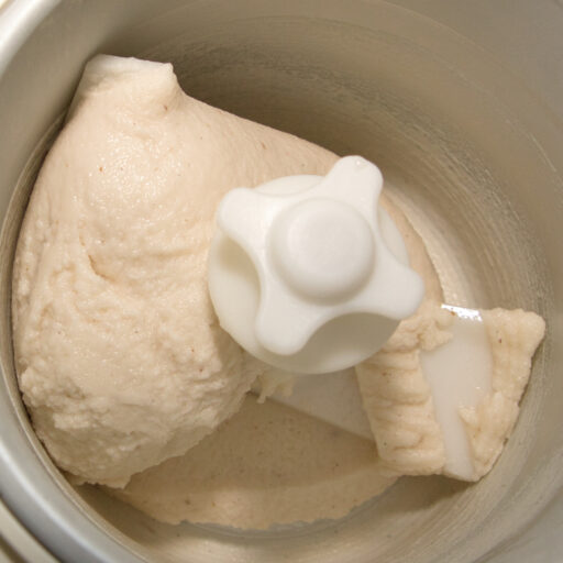 Veganes Vanille-Eis Das fertige vegane Vanille-Eis in der Eismaschine.
