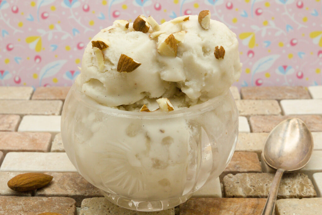 Veganes Vanille-Eis Das cremige, vegane Vanille-Eis kann mit verschiedenen Toppings versehen oder einfach pur genossen werden.
