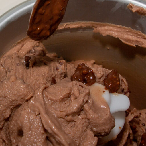 Al final del proceso de congelación, rocíe los pralinés de chocolate y nueces derretidos.