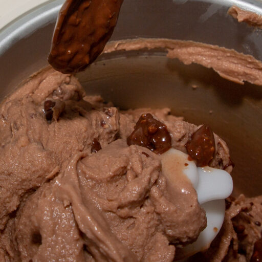 Bacio-Eis Am Ende des Gefriervorgangs werden die geschmolzenen Schokonuss-Pralinen eingetropft.