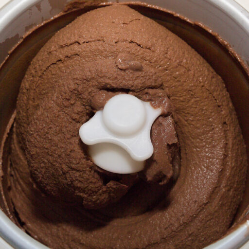 El cremoso helado de chocolate está listo al cabo de unos 30 minutos con una heladora.