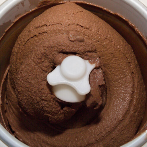 Schokoladen-Eis Das cremige Schokoladen-Eis ist mit einer Eismaschine nach ca. 30 Minuten fertig.