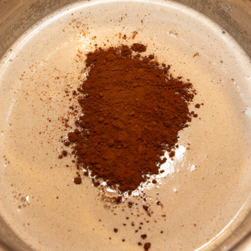 Kakao wird bei den meisten Rezepten zur Milch-Sahnemischung gegeben und aufgekocht. Hier für die Herstellung von Bacio-Eis.