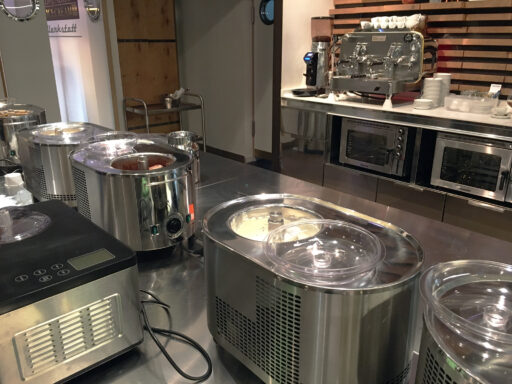 Ballabeni Eiskurs Jede Menge fertiges Eis in den verschiedenen Eismaschinen. Im linken Bildrand sieht man die Unold-Eismaschine.