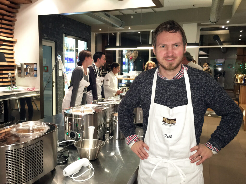 Ballabeni Eiskurs Mein Mann in der Eiswerkstatt. Giorgio Ballabeni erklärt im Hintergrund gerade etwas zu der aktuellen Eis-Sorte.