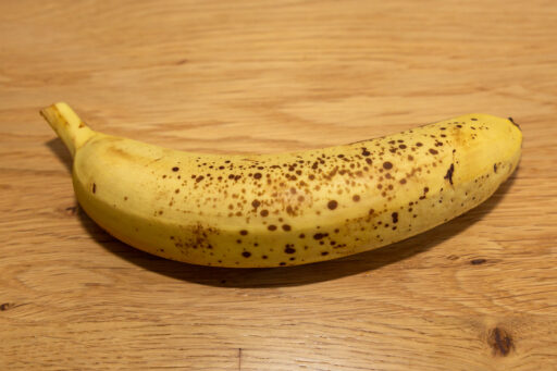 So sieht eine reife Banane aus: goldgelbe Färbung der Schale mit braunen Punkten
