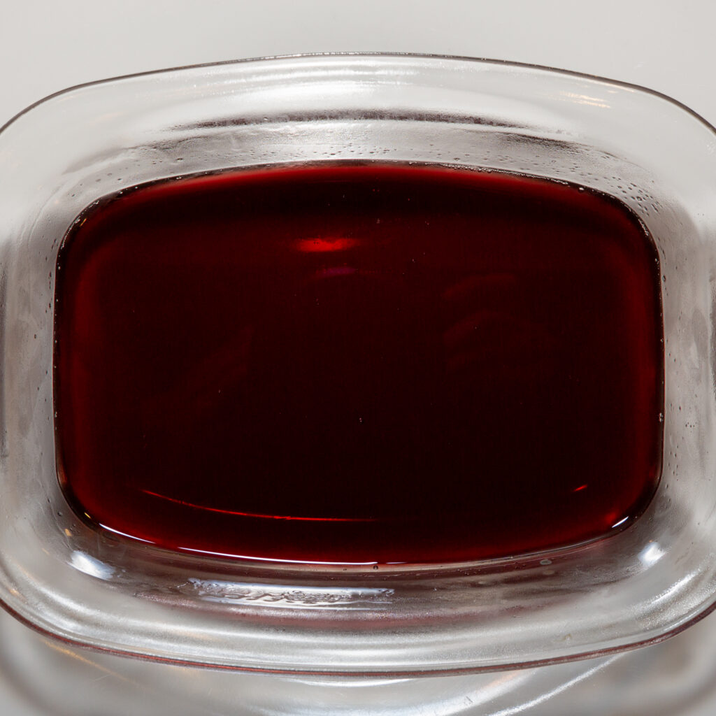 Glühwein-Eis Glühwein-Eismasse in ein Gefäß geben und anschließend ins Gefrierfach geben.