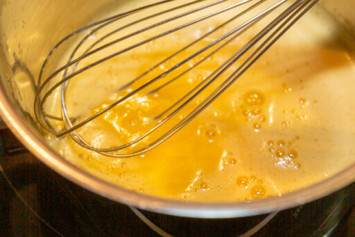 Eier und Zucker mit Rührbesen oder Handrührgerät schaumig schlagen.