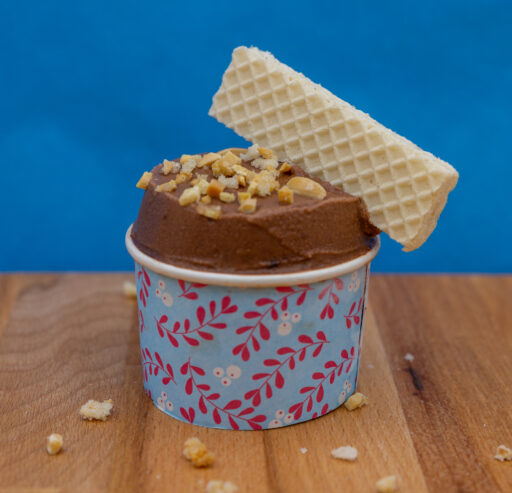 Schokoladen-Eis mit karamellisierten Haselnüssen und Waffel