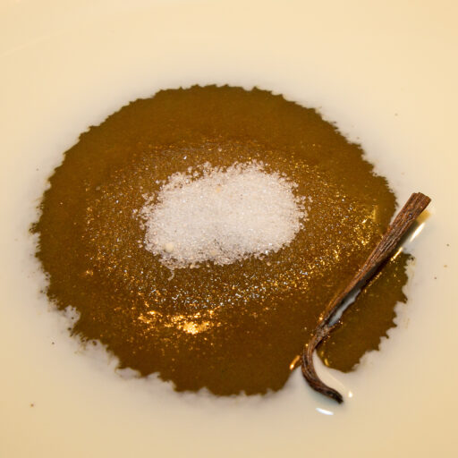 Dulce de leche Zucker, Sahne, Milch und Vanilleschote in eine Pfanne geben.