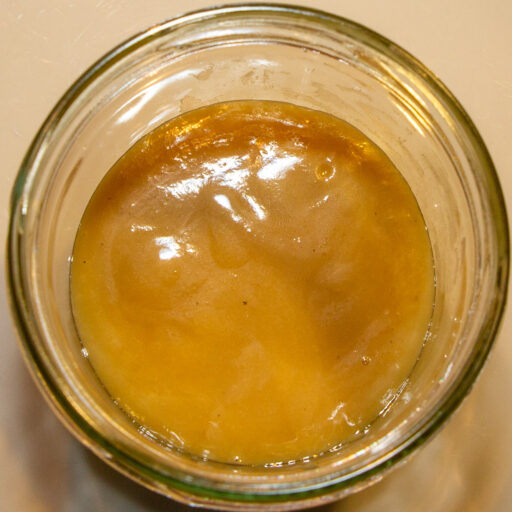 Fertige Dulce de leche in einem Schraubglas ist lange im Kühlschrank haltbar.