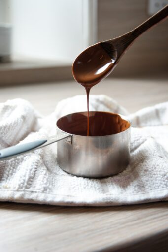 Erst mit der Zeit und verschiedenen Entwicklungen erhielt Schokolade eine weiche und zartschmelzende Konsistenz.