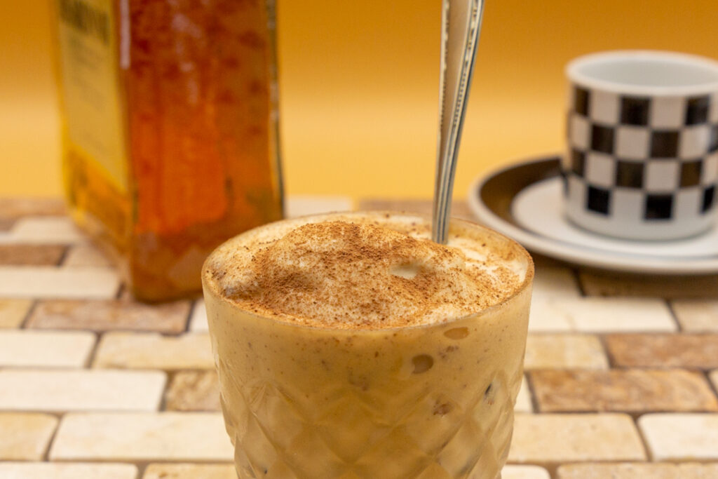 A classic tiramisu ice cream should contain espresso and amaretto. Of course, it is sprinkled with cocoa powder.