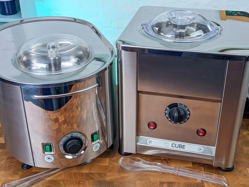 The controls of the Musso Mini and the Cube are very similar in design. Both are supplied with a spatula.